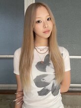 hypericumハイトーンカラー、ダメージ最小限にケアブリーチによるデザインカラー