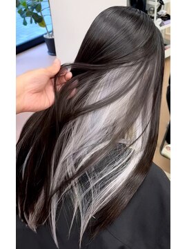 ヌエン 渋谷(NU/EN) ブラック×ホワイトシルバーの究極のインナーカラー