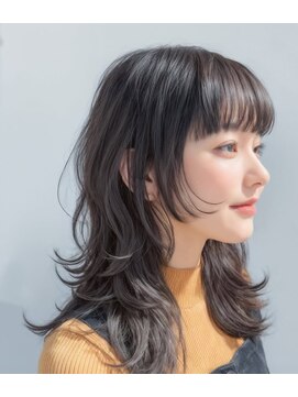 シュバルツ(schwarz) セミディアムウルフ×ワンカールパーマ