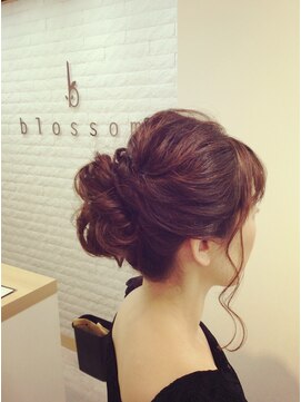 ブロッサム ヘアデザイン(blossom) 真ん中めふんわりアップ