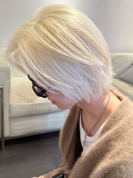 ベレーザ 渋谷(BELEZA) 3927ニュアンスカラー艶髪グレーベージュ金髪ボブぱっつん前髪