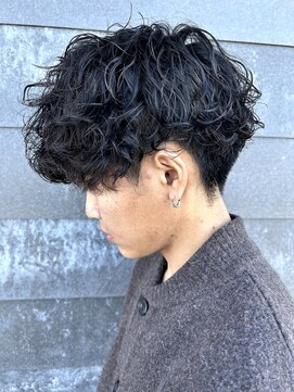 ヒュイル バイ ニアウ(Hwyl by Niau) メンズマッシュパーマ波巻スパイラルパーマニュアンスパーマ眉毛