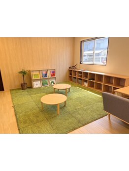 【弥刀/久宝寺口】走り回っても大丈夫なキッズスペースあり！お子様を見守りながらお洒落になれるサロン