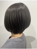 グレーアッシュのクール感のある前下がりスタイル