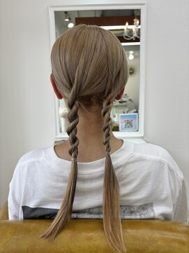 シャルティア(SHALLTIA) ハイトーン/ベージュ/ツインテール/ねじねじ/編みおろし