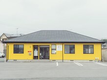 ショコラン(SHOKORAN)の雰囲気（黄色の建物が目印！広々とした駐車場完備【１０台以上駐車可能】）
