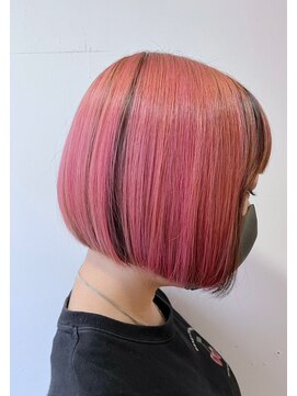 ドアー ヘア ラテ(Door hair.latte) ハイトーンカラーピンク×ブラックミディアムボブぷつんとカット