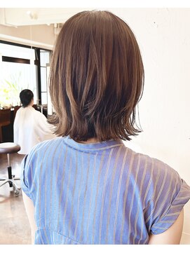 ティーシェル(TIECHEL) 小顔イメチェン、ブルーグレージュカラーくびれレイヤーボブ