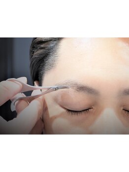 【眉カラー/眉カットも好評☆】メンズSpecialistが担当！自然でカッコいい眉毛でON/OFFともに好印象に◇