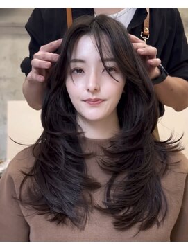 ヌエン 渋谷(NU/EN) 海外トレンドヘアバタフライカット× Burgundy color