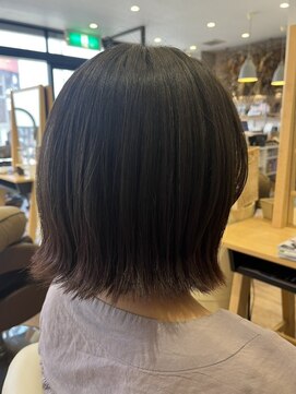 シェリー(Cherie) 外ハネミディでつくるナチュラルモード