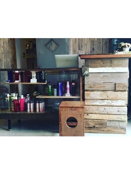 アンティーク家具をリメイクして、オリジナル什器に☆カウンター・セット面の鏡などでお洒落な店内を演出。