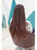際立つハイライトがアクセントのピンク系カラーロングスタイル
