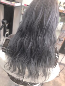 トゥエンティーフォー(24) クリアに透けるシルバーアッシュ