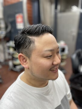 理容 鮎川 刈り上げ2ブロックベリーショート