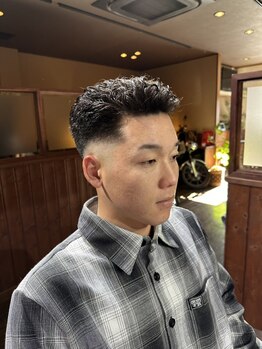 大人の男が集うBARBER。自分では難しい本格シェービングなどトータルケアでお洒落に身だしなみを整える。