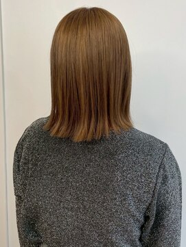 切りっぱなしボブ ベージュカラー ブリーチ 外ハネボブ 20代  