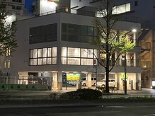 ビーハイブ ドットエー 本町広瀬通店(BEHIVE.A)の雰囲気（建物2階の灯りのついているところがサロンです）