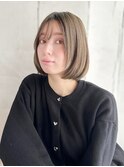 カーキカラーが魅力的！シースルーバングのナチュラルボブ