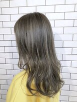 スリー(THREE)&nbsp;ハイライトグレージュくびれセミディ