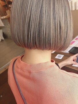 ココロヘアー マド(Cocolo hair MADO) ぱつっとボブ|やわらかベージュ|ハイトーン/20代/30代/40代