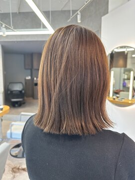 ルネ 北千住(Renee) アッシュベージュ_外ハネ_ベージュカラー