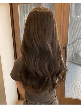 うるツヤ髪で印象チェンジ！Aujua認定スタイリストが提案する、艶と動きのあるレイヤースタイルをあなたへ