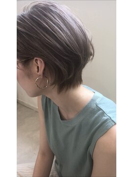 トルネード(TORNADO) 外国人風ショートボブ ハイライト透明感グレージュ 耳掛けくびれ