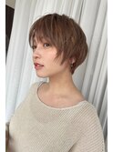 束感夏ショートヘア ベージュ系アースカラー