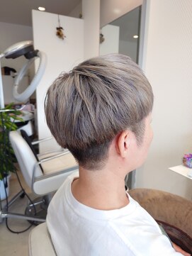 ヘアー2038(hair.2038) シルバーのメンズライクなショートボブ。