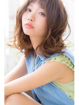 ヘアデザイン ソラ(Sola) 都会夏スタイル 抜け感ふんわりウェーブミディ×ベージュ