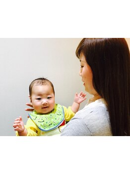 お子様と一緒でも気兼ねなくサロンタイムを満喫できるサロン。ママStylistも在籍♪【キッズスペース有★】