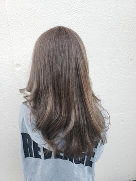 パリスパート2 透明感がアップする 明るさを抑えた グレージュ ヘアカラー