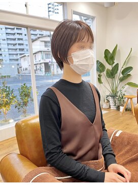 コムヘアー(COM HAIR) ミニショート。ベージュブラウン。