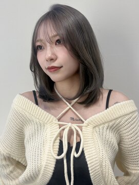 ビューシンサイバシ(VIEW SHINSAIBASHI) ミディアムヘアのシルバーグレージュ10代20代30代