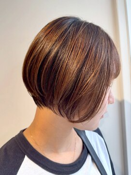 ギネス(Giness) 暗めカラー光ゆれる丸みショート