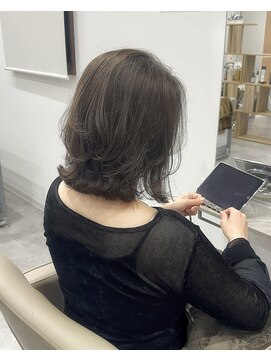アムドット(Amu.) レイヤーカットくびれヘアカット艶髪赤み消しカラーグレージュ