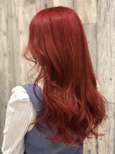目を惹く発色の鮮やかチェリーレッドカラー☆毛先のゆるふわ感でこなれた華やかさを演出するロングスタイル