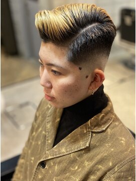 フランクスバーバー アンド ビアークラブ(FRANK'S BARBER and BEER CLUB) サイドパートショートかき上げスキンフェードテクノ