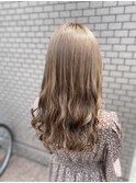 Lia&岡本拓朗　大人気のミルクティーカラー