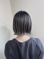 ドライブ(drive)&nbsp;バレイヤージュ　切りっぱなしボブ　外はねボブ　ホワイトカラー