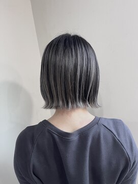 ドライブ(drive) バレイヤージュ　切りっぱなしボブ　外はねボブ　ホワイトカラー