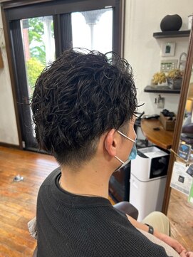 美容室 メザミー MESAMIES メンズパーマ黒髪暗髪センターパートメンズカット