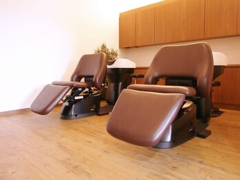 ヘアデザイン ナチュール(Hair Design natur)の写真/フルフラットのシャンプー台で本格スパタイムをお届け☆ホッとひと息できる空間で髪も心もリフレッシュ♪