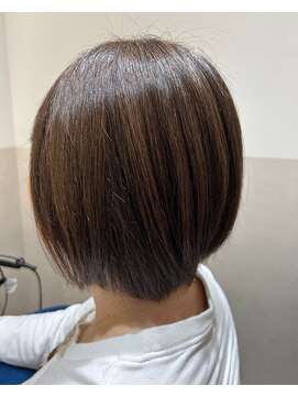 ショートボブで丸みのある髪質改善ストレート／ HIDE／縮毛矯正