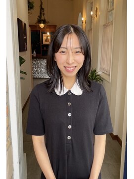 ココロヘアー マド(Cocolo hair MADO) 顔まわりにたっぷり入れたレイヤーが軽やかなミディアムスタイル