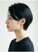 ハンサムショート黒髪ブルーブラックセンターパート前髪なし