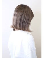 ヘアシルバ(HAIR SILVA) ハイトーンベージュの切りっぱなしボブ