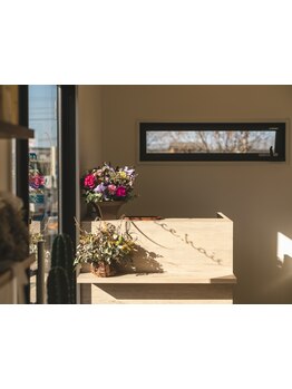 エイジングケア・ダメージ毛対策のカラー剤の取扱いも◎大人女性の髪悩みに寄り添い丁寧にカウンセリング♪