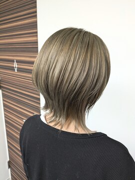 ヘアサロン フラット(Hair salon flat) ミディアムウルフ/ミルクベージュ